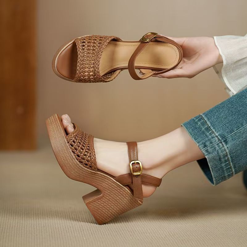 Platform Sneakers Chunky - Eleganckie damskie plecione sandały na wysokim